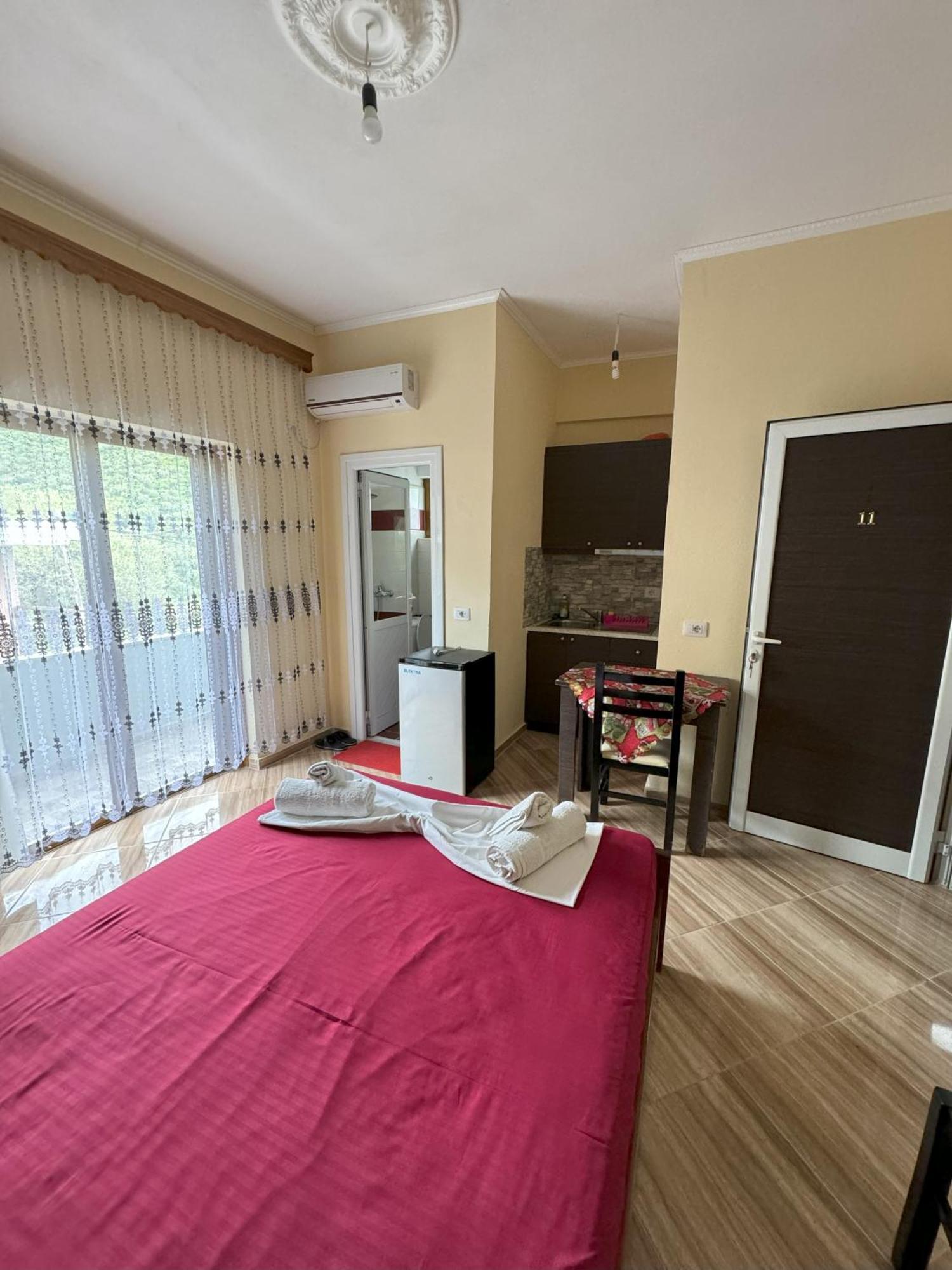 Adrian Agustin Rooms Lukovë Екстериор снимка